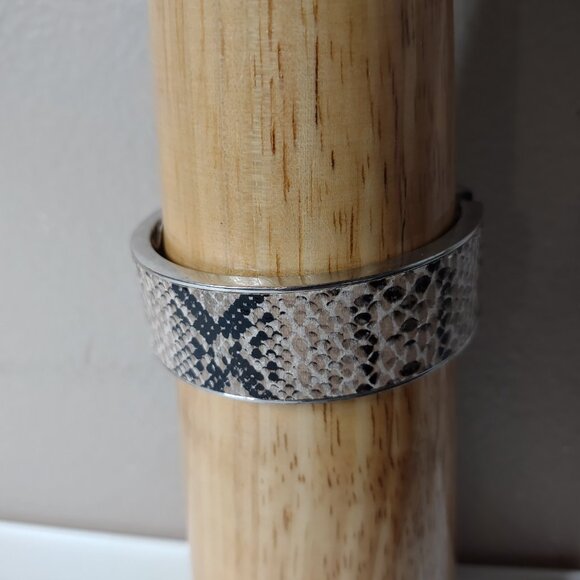 7.5 Inch Hinged Snakeskin Print Bracelet - Picture 3 of 8